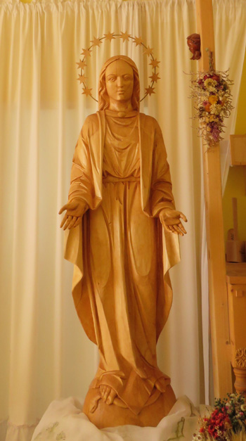 Vyrezávaná socha panny Márie