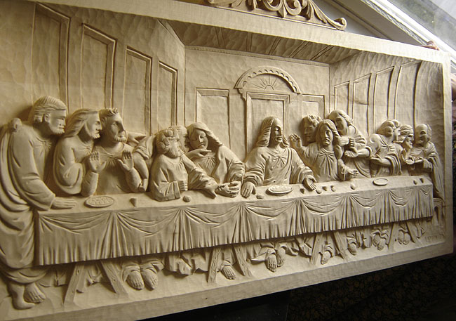 Drevorezba večera Pánova - záber z uhla